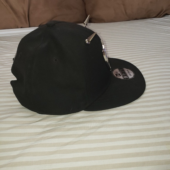 Authentic New Era Silver Emblem Raider Snapback - Picture 4 of 6